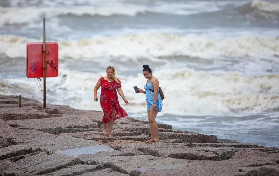 Beryl toca tierra como huracán cerca de Matagorda, Texas