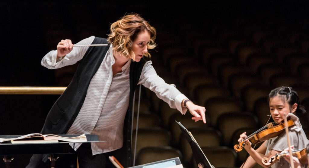 La directora de orquesta mexicana presenta su obra más reciente, inspirada en los problemas actuales de la humanidad.