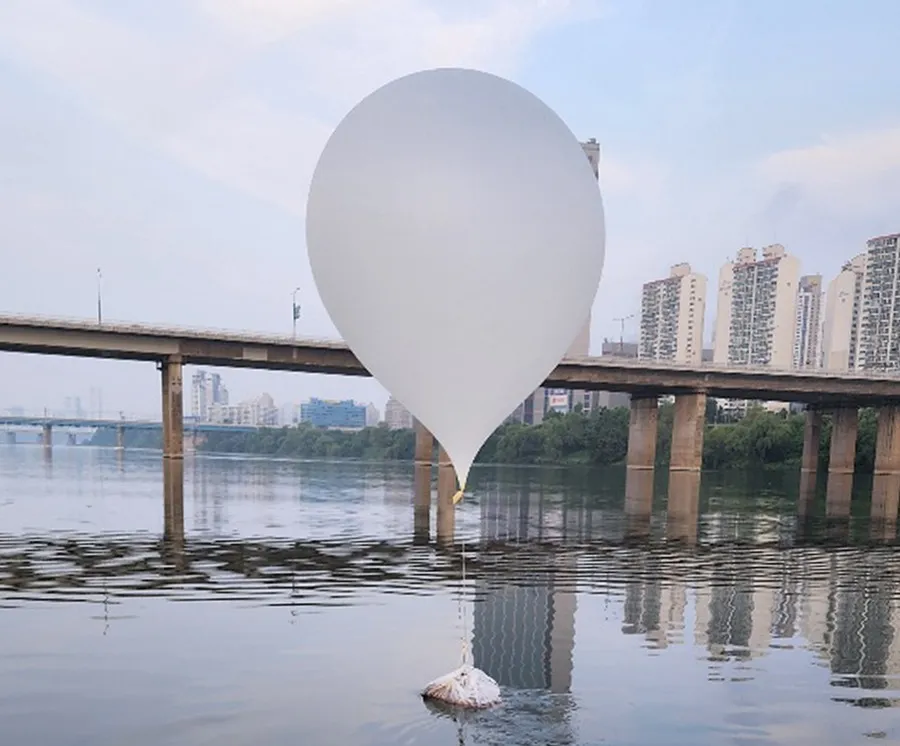 Un globo enviado desde Corea del Norte con desechos a bordo ha aterrizado en la Oficina Presidencial en Seúl, sin causar daños mayores.