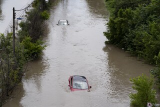Rescatan a personas varadas por inundaciones tras ola de tormentas en EEUU y Canadá