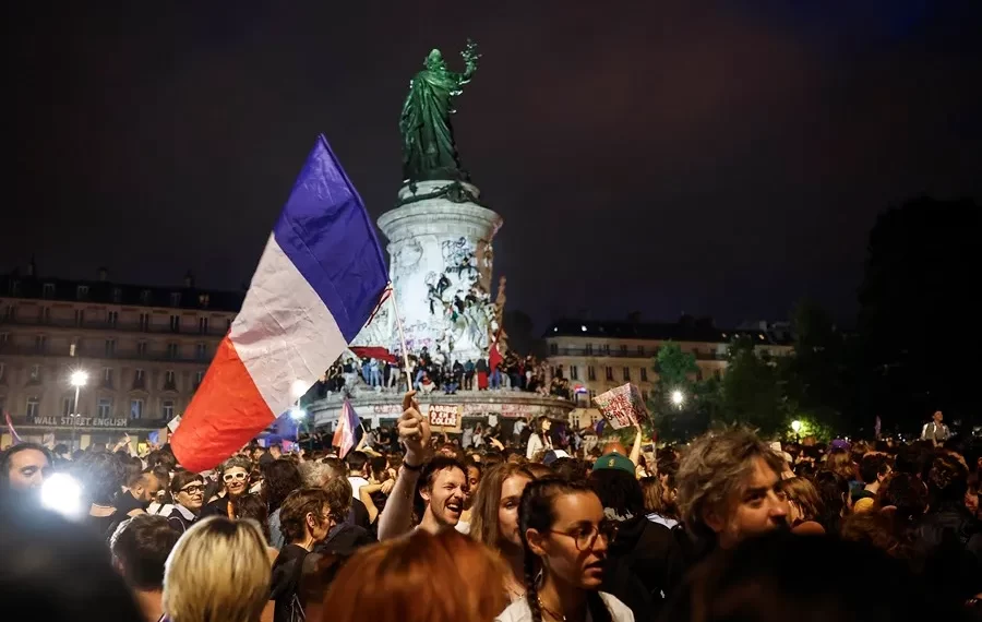 Gesta inesperada: Izquierda francesa celebra triunfo electoral frente a ultraderecha