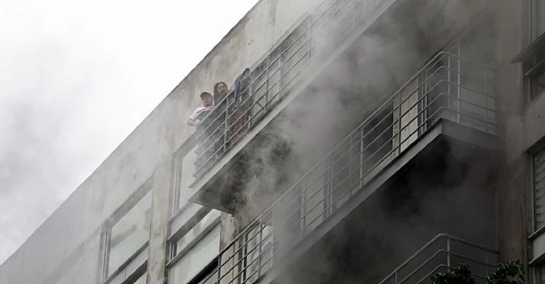 Incendio en edificio de Azcapotzalco, CDMX, genera humo negro visible desde el circuito interior.