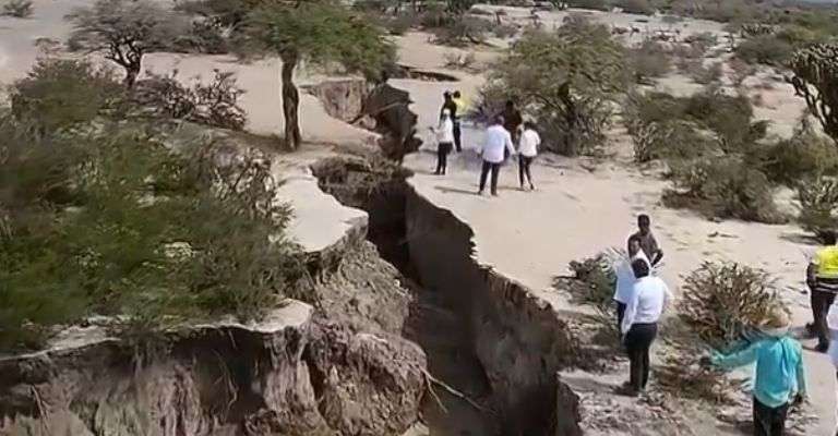 Grietas gigantes ponen en alerta a campesinos de Atenco tras inundación