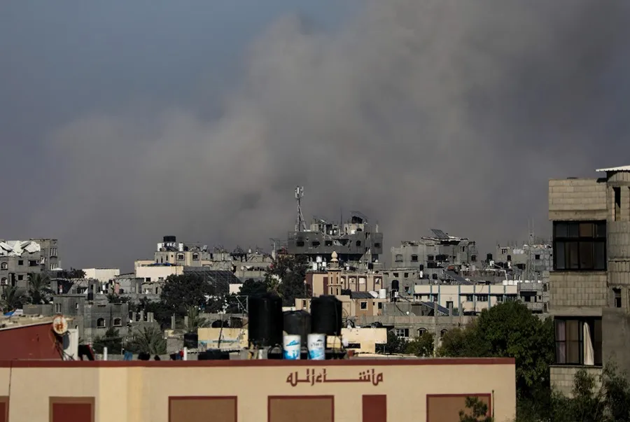 Cuatro trabajadores humanitarios palestinos pierden la vida en un ataque aéreo en el sur de Gaza.