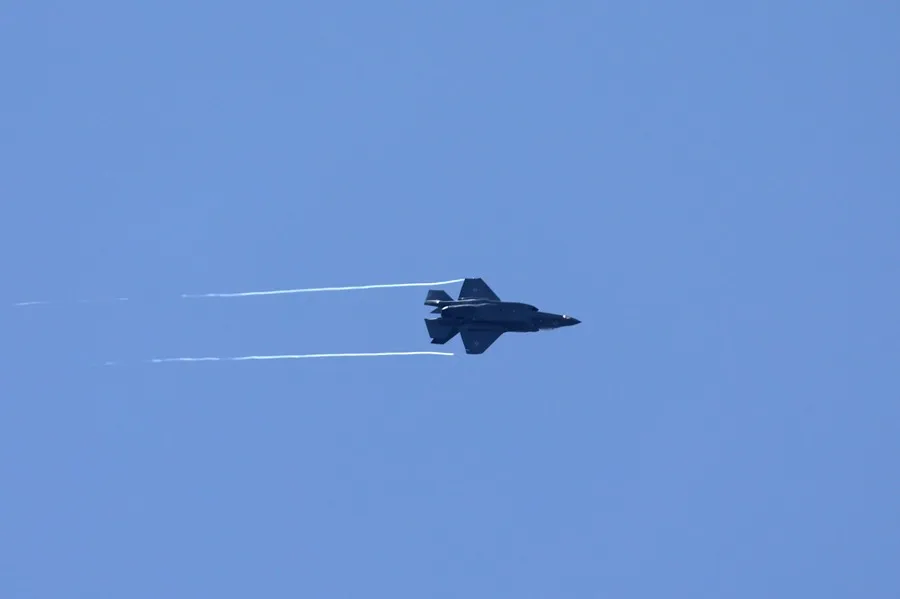 Israel confirma la neutralización de más de 200 cohetes y 20 drones lanzados por Hizbulá desde el Líbano.