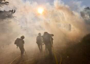 Incendio en California obliga a evacuar y cancela celebraciones del 4 de julio
