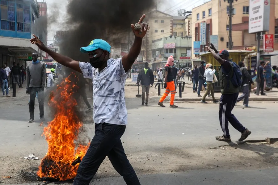Policía de Kenia emplea munición real y gases lacrimógenos en respuesta a protestas masivas.