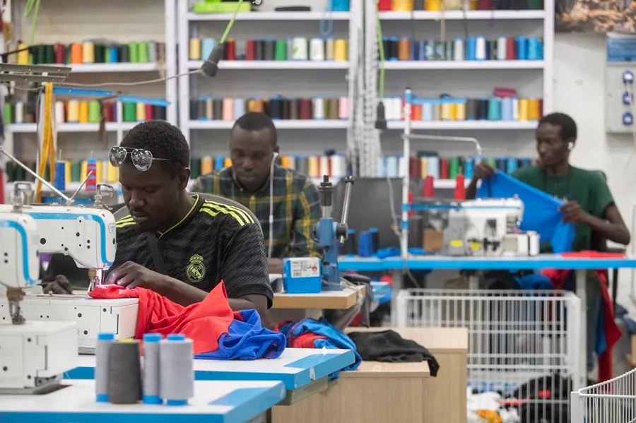 Top Manta lanza camisetas blaugranas que denuncian la migración forzada.