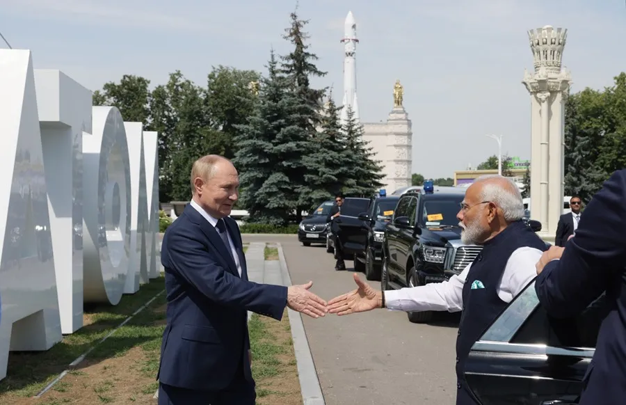 Narendra Modi insta a Vladimir Putin a buscar soluciones pacíficas para el conflicto en Ucrania, rechazando la violencia como medio de resolución.