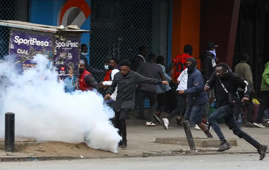 Violencia en Nairobi: Policía Dispara Munición Real y Gases Lacrimógenos contra Manifestantes