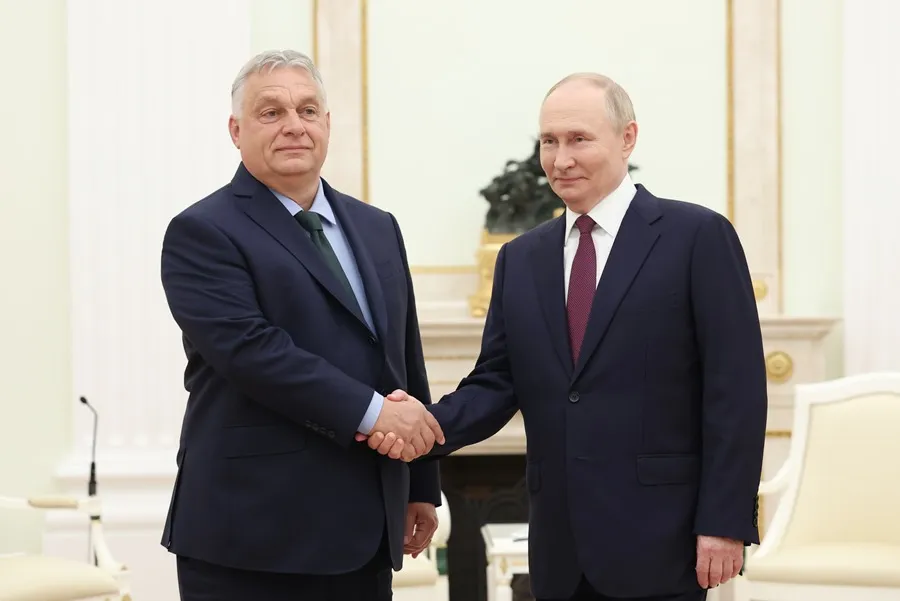 Viktor Orbán se presenta como mediador entre Rusia y Ucrania durante su visita al Kremlin.