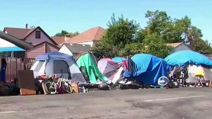 California Ordena Expulsión de Personas sin Hogar de Espacios Públicos