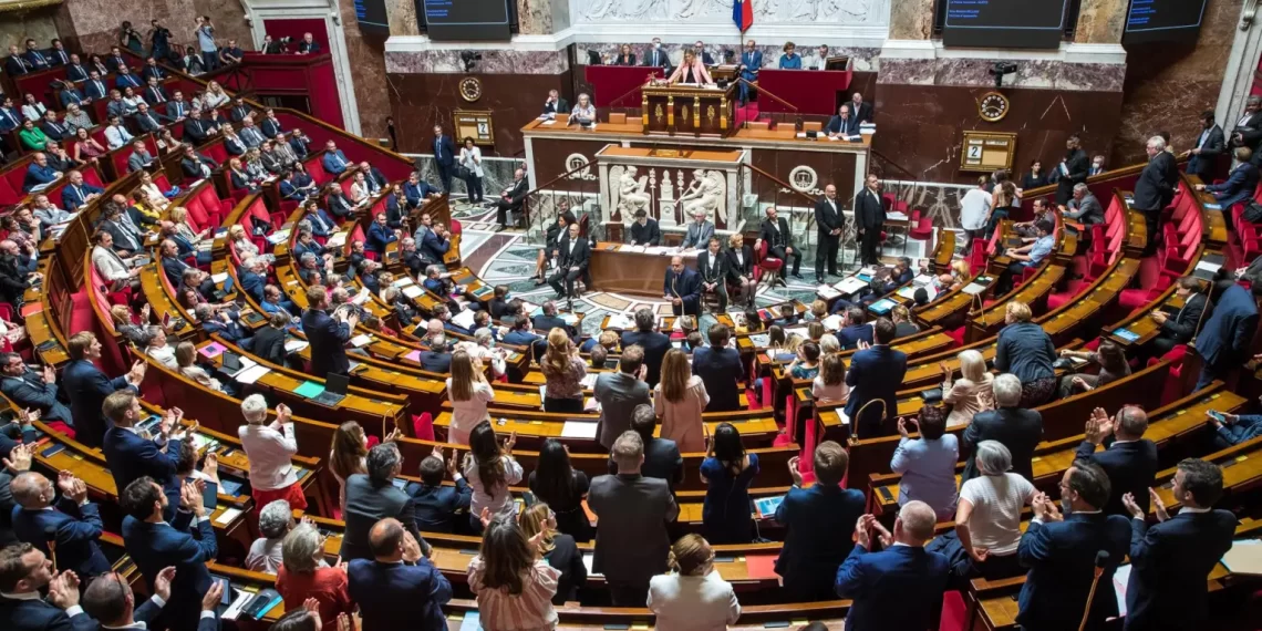 Francia Busca Nuevo Primer Ministro en Medio de Fragmentación Política