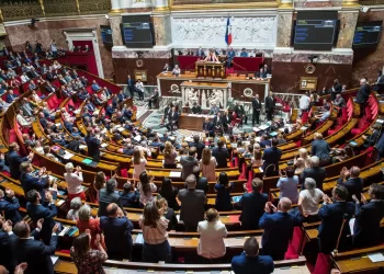 Francia Busca Nuevo Primer Ministro en Medio de Fragmentación Política