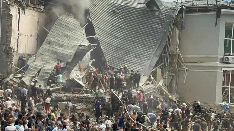 Un devastador ataque con misiles rusos deja al menos 32 muertos en Kiev y otras ciudades ucranianas.
