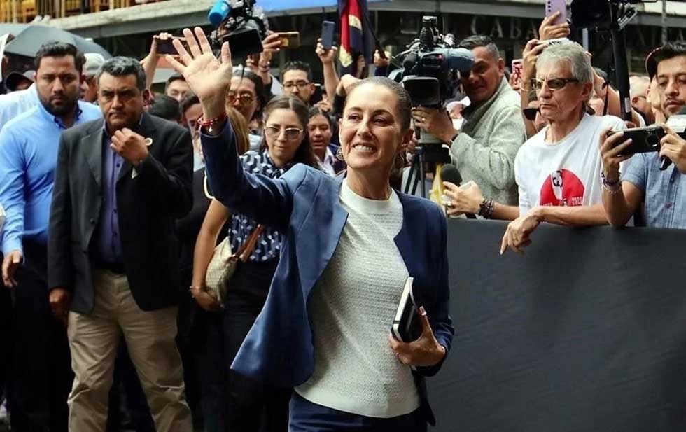 Claudia Sheinbaum se reúne con padres de los 43 normalistas de Ayotzinapa