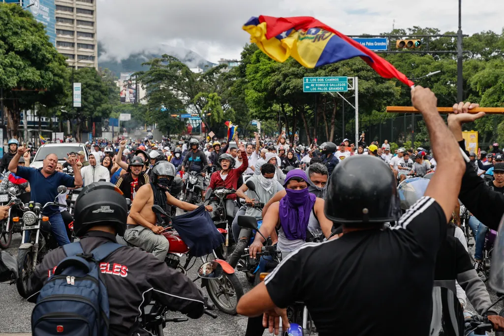 Manifestaciones estallaron en Caracas y otras regiones tras la proclamación de Nicolás Maduro como presidente.