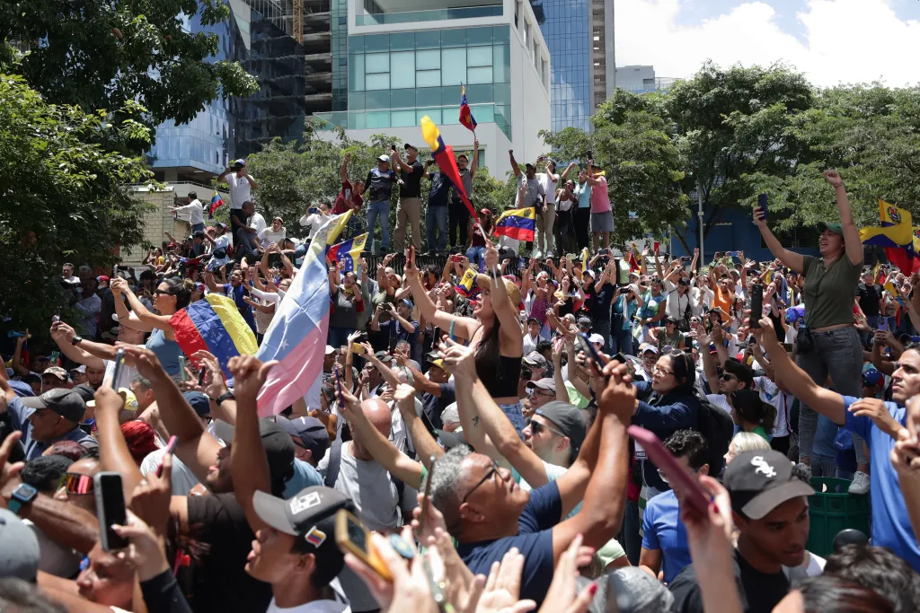 Nicolás Maduro acusa a opositores de entrenar a grupos violentos en varios países.