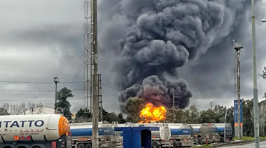 Bomberos controlan incendio en la mayor refinería de Argentina
