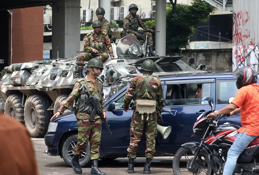 Al menos 93 personas han muerto en los enfrentamientos entre estudiantes y seguidores del Gobierno en Bangladesh.