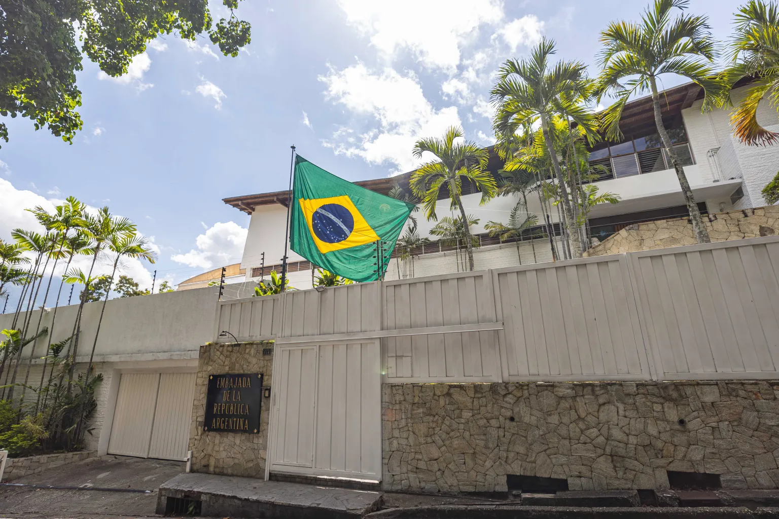 Brasil asume custodia de embajadas de Perú y Argentina en Venezuela