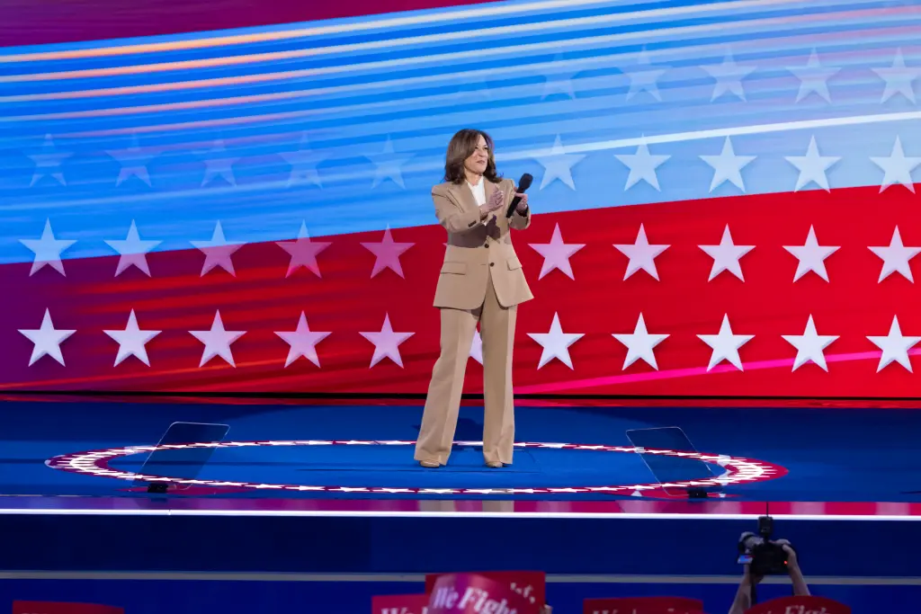 Kamala Harris sorprende al aparecer inesperadamente en la convención demócrata y llama a votar contra Trump.