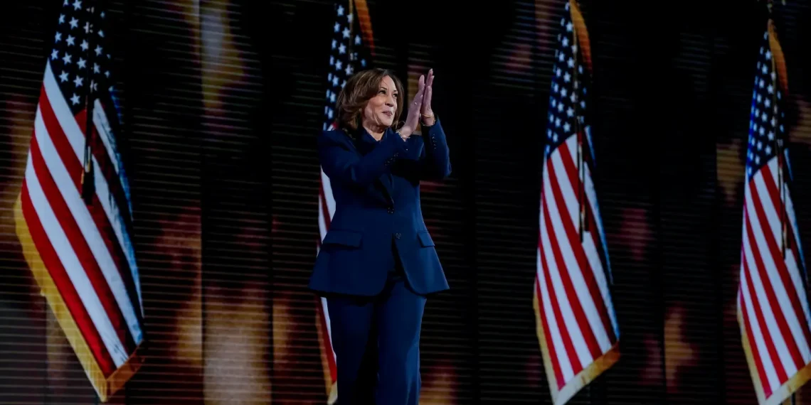 Kamala Harris se presenta como la alternativa a Trump al aceptar la nominación demócrata