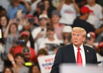 Trump intenta dividir a los demócratas antes de la Convención Nacional