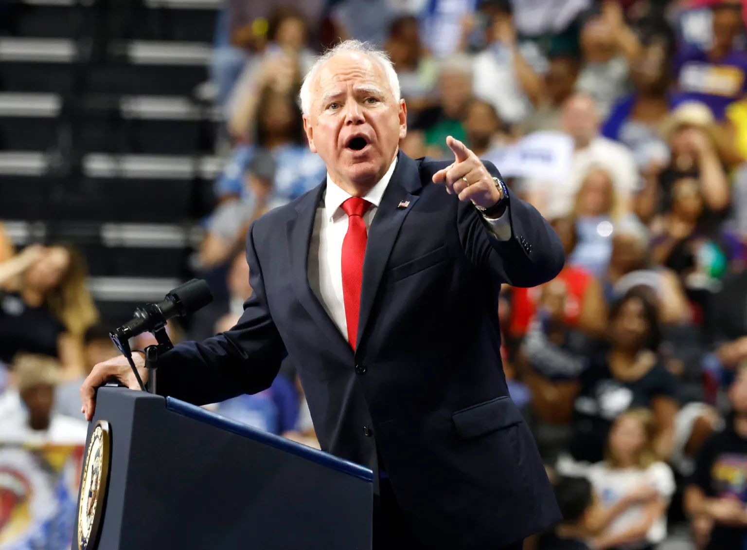 Tim Walz inicia su primera gira de campaña en solitario