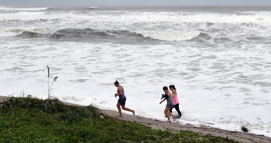 Debby se transforma en tormenta tropical tras impactar en Florida como huracán