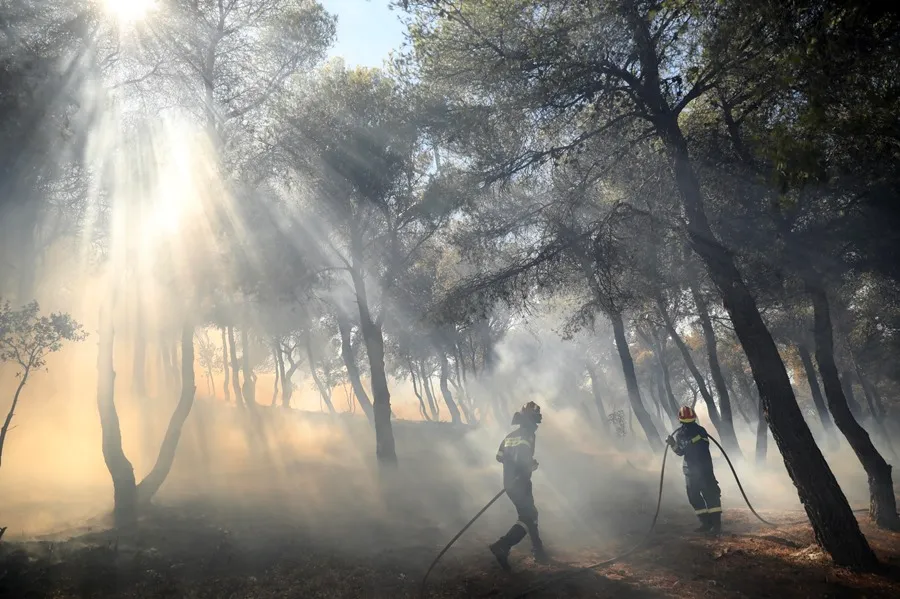 Cuerpo calcinado hallado en incendio cerca de Atenas