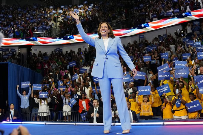 Kamala Harris Asegura la Nominación Presidencial Demócrata