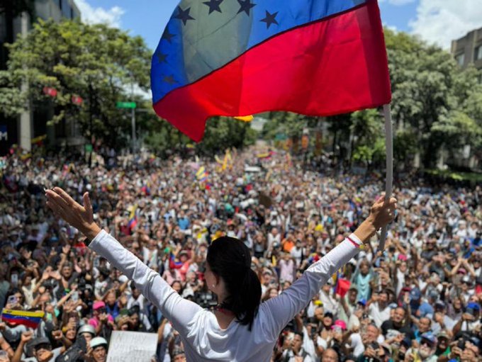 María Corina Machado se une a manifestación en Caracas pese a amenazas de Maduro