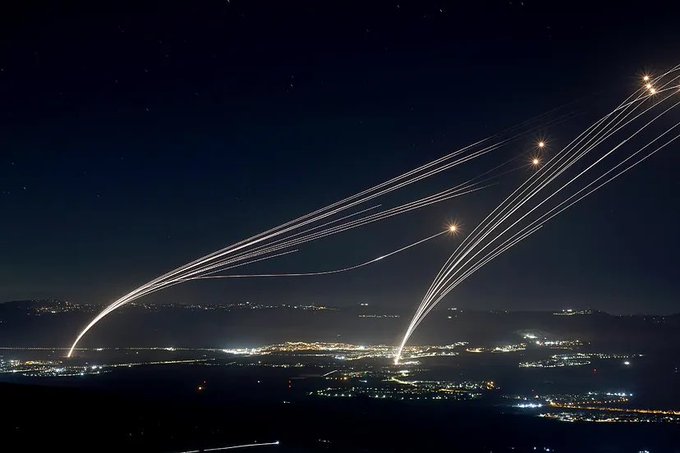 Israel Intercepta Cohetes Lanzados desde el Líbano y Ataca en Respuesta