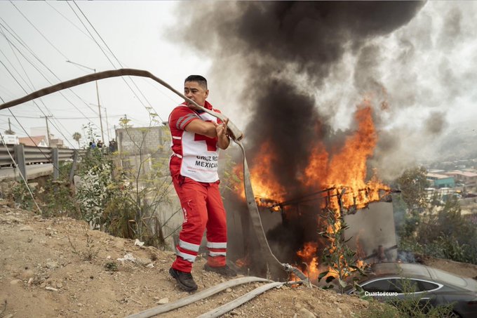 Tesla conectado ilegalmente a poste de luz provoca incendio en Tijuana