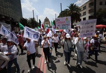Trabajadores del Poder Judicial protestan en el Zócalo contra la reforma de AMLO