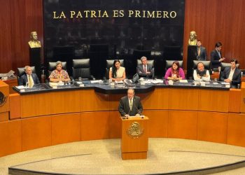 Exrectores de la UNAM asisten a homenaje en el Senado