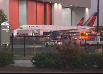 Dos empleados de Delta fallecen tras la explosión de un neumático de un Boeing en Atlanta