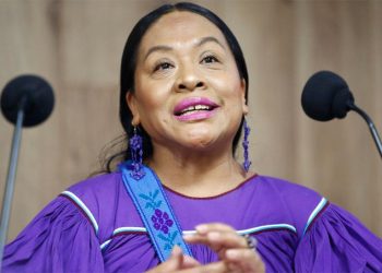 La poeta tzotzil Ruperta Bautista gana el Premio de Literatura Indígena de la FIL