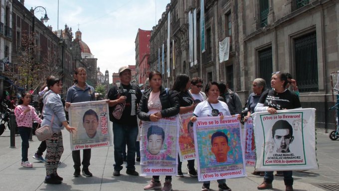 Padres de Ayotzinapa rompen diálogo con López Obrador por falta de avances