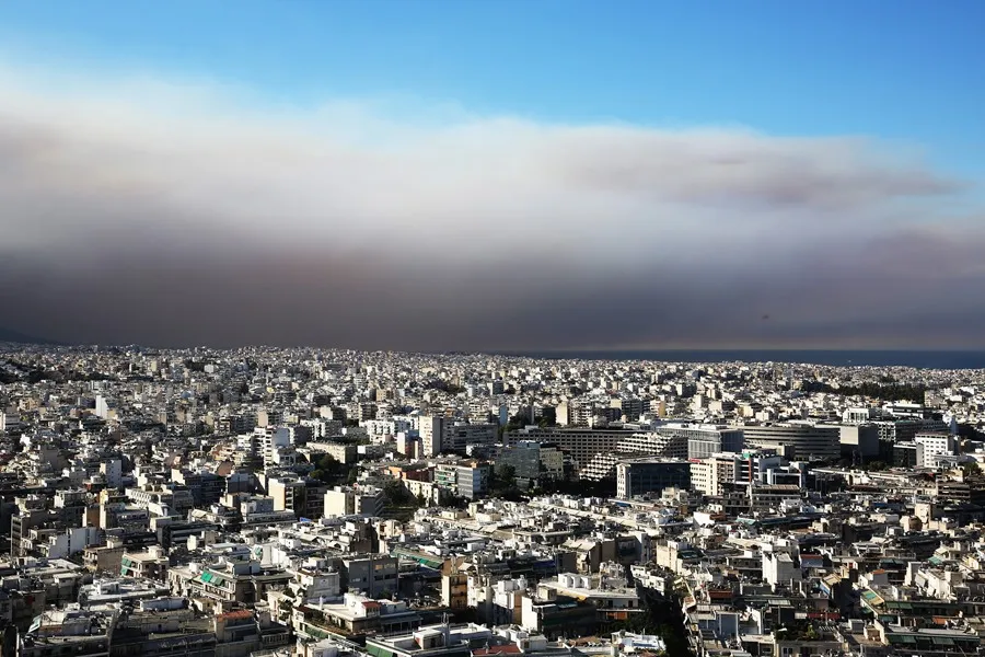 Gran incendio amenaza Atenas: Más de 35,000 evacuados
