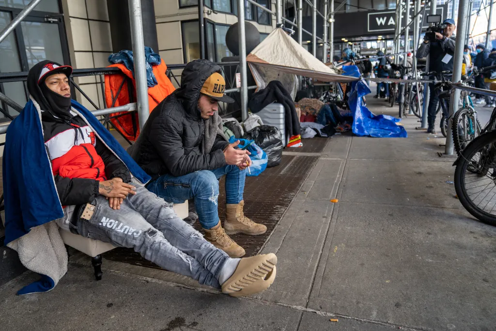 Los inmigrantes venezolanos en Nueva York enfrentan retos significativos, pero mantienen una actitud positiva.