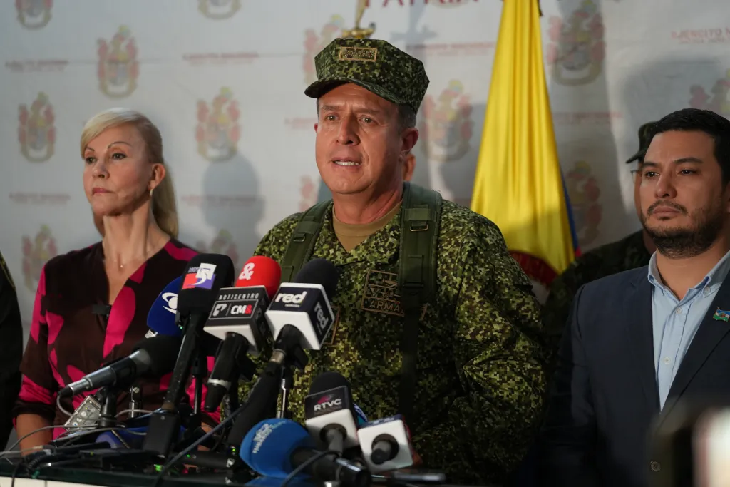 El ministro de Defensa de Colombia, Iván Velásquez, advierte que reevaluarán el cese al fuego si no liberan a los 60 soldados retenidos.