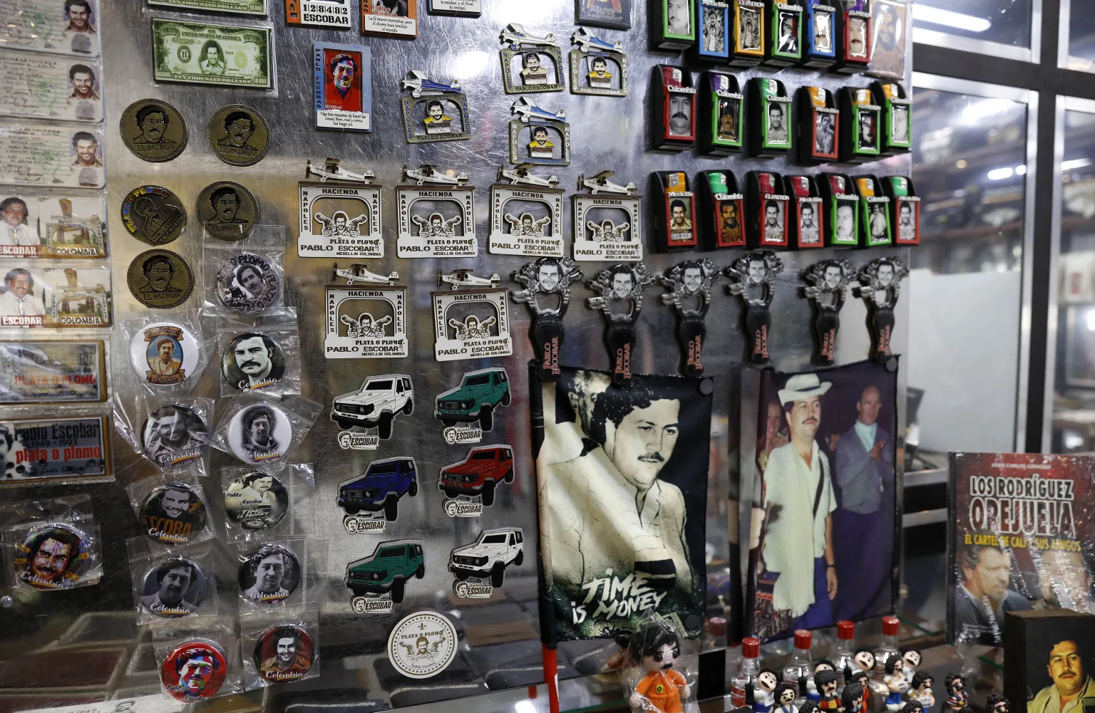 Colombia promueve una ley para prohibir artículos que glorifican a personajes del narcotráfico.