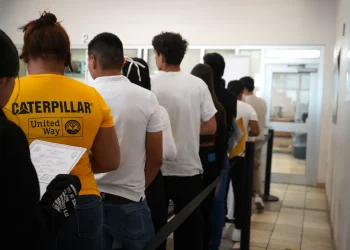 Un juez de Texas bloquea temporalmente plan de regularización de inmigrantes de Biden