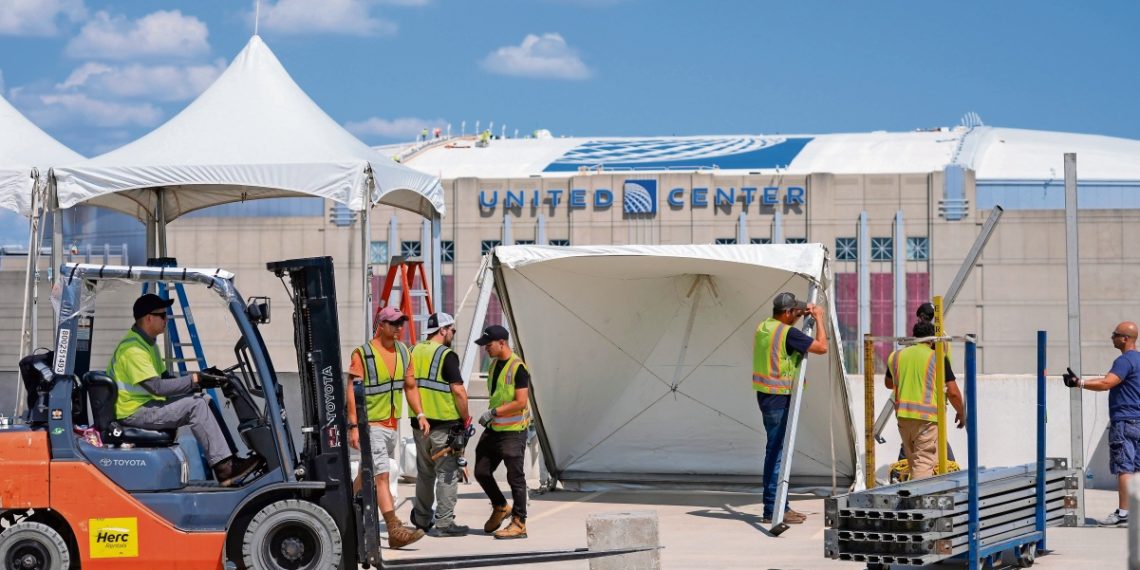 Migrantes latinoamericanos trabajan detrás del telón en la convención de Kamala Harris