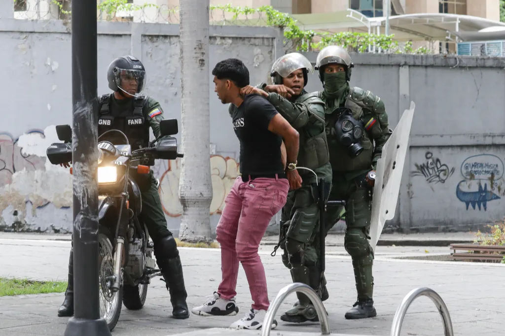 La general Laura Richardson destaca la importancia de resolver la crisis en Venezuela de manera democrática y transparente.