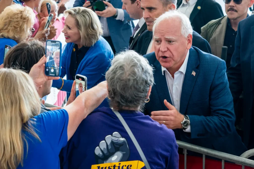 Tim Walz subraya la importancia de la empatía y el apoyo en el liderazgo.
