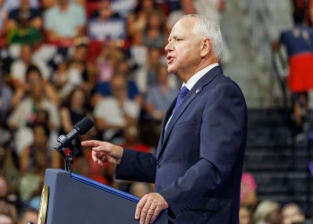 Republicanos investigan vínculos de Tim Walz con China