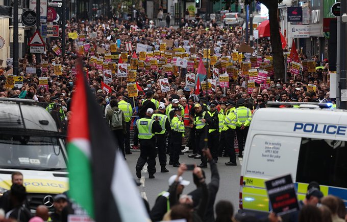 Miles de Personas Protestan Contra el Racismo en Gran Bretaña